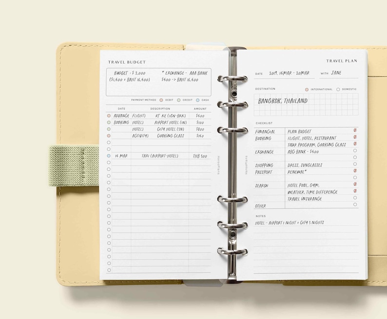 Op de afbeelding: Een witte reisplanner met een checklist voor het plannen van een reis naar Bangkok, Thailand. De checklist omvat items zoals financi&euml;le planning, het boeken van vluchten en hotels, inpakken en reisverzekering. De planner bevat ook een budgetsectie om uitgaven bij te houden.