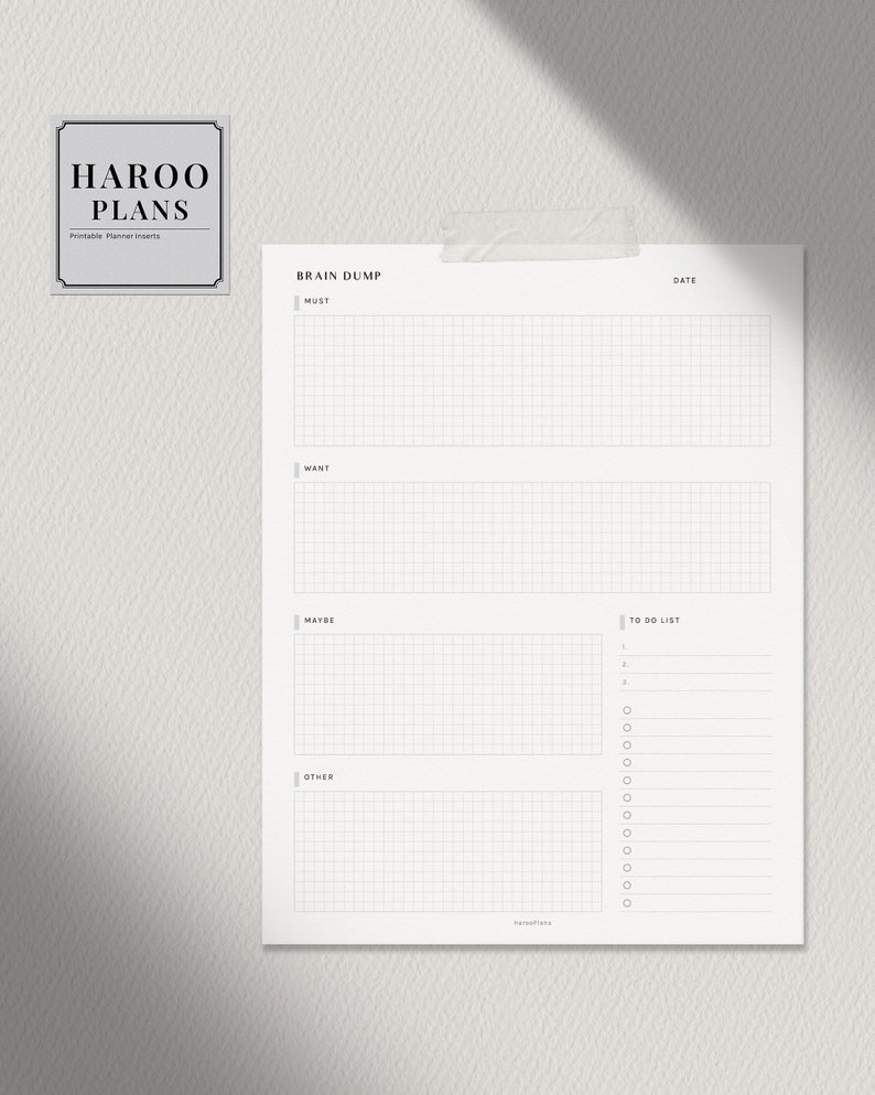 Peut inclure: Une feuille de planification imprimable avec une mise en page en grille pour un "brain dump", une liste de t&acirc;ches et d'autres notes. Le planificateur comprend des sections intitul&eacute;es "Must", "Want", "Maybe" et "Other". Le coin sup&eacute;rieur gauche pr&eacute;sente un logo "HAROO PLANS".