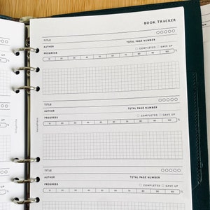 Op de afbeelding: Een witte boekentracker met een zwart rasterpatroon en de woorden "BOOK TRACKER" bovenaan. De boekentracker heeft secties voor titel, auteur, totaal aantal pagina's, voortgang, voltooid en opgegeven.