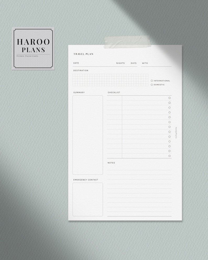 Op de afbeelding: Een printbare reisschema-inzet met secties voor datum, bestemming, nachten, dagen, met, samenvatting, checklist, notities en noodcontact. De planner is ontworpen voor gebruik met een planner van standaardformaat.
