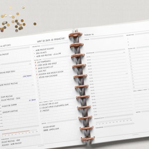 K&ouml;nnte beinhalten: Ein Tagesplaner mit wei&szlig;em Hintergrund und schwarzen Gitterlinien. Der Planer hat einen Bereich f&uuml;r "Heute ist" und einen Bereich f&uuml;r "Sei nicht besch&auml;ftigt, sei produktiv!" mit einer Liste von Aufgaben. Der Planer hat auch einen Bereich f&uuml;r "Zeitpl&auml;ne" und einen Bereich f&uuml;r "Priorit&auml;ten".