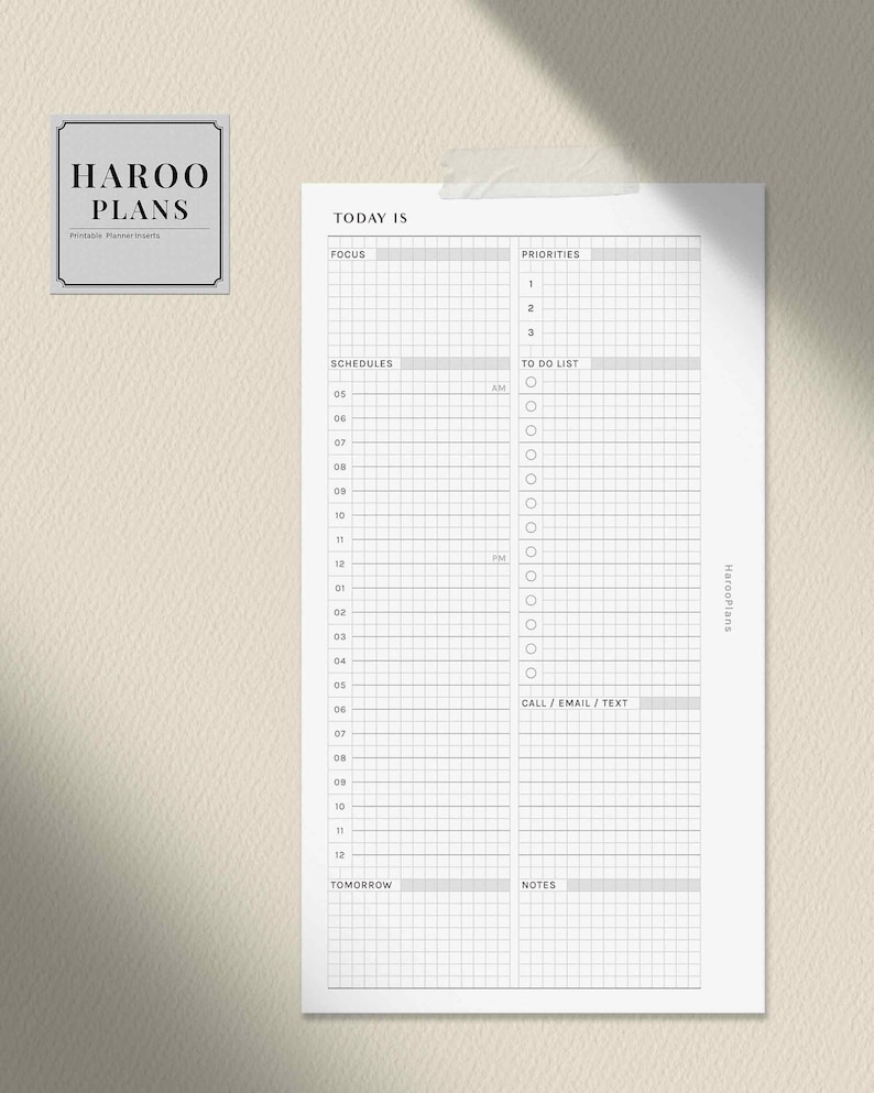 Peut inclure: Une page de planificateur quotidien imprimable en noir et blanc avec le texte "TODAY IS" en haut. La page est divis&eacute;e en sections pour la concentration, les priorit&eacute;s, les horaires, la liste des choses &agrave; faire, les appels/e-mails/textes et les notes.