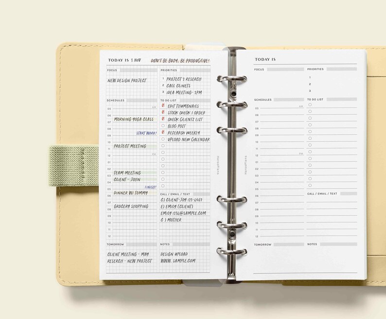 Peut inclure: Un agenda quotidien blanc avec une couverture beige. L'agenda a un reliure &agrave; anneaux et une sangle verte. L'agenda est ouvert &agrave; une page avec la date "Today is 5 Nov" et une liste de t&acirc;ches pour la journ&eacute;e. La page suivante est vierge avec l'en-t&ecirc;te "Today is" et une section pour les priorit&eacute;s, les horaires et une liste de choses &agrave; faire.