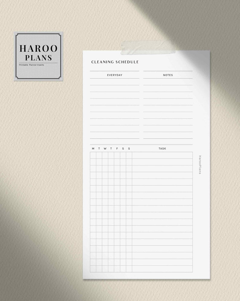 Pode incluir: Um planificador de limpeza imprim&iacute;vel com se&ccedil;&otilde;es para tarefas di&aacute;rias, notas e uma grade semanal para atribuir tarefas. O planificador tem o texto "HAROO PLANS" na parte inferior.