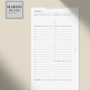 Peut inclure: Une page de planificateur quotidien imprimable en noir et blanc avec le texte "HAROO PLANS" et "TODAY IS" en haut. La page comprend des sections pour la concentration, les priorit&eacute;s, les horaires, la liste des choses &agrave; faire, les appels/e-mails/textes et les notes.