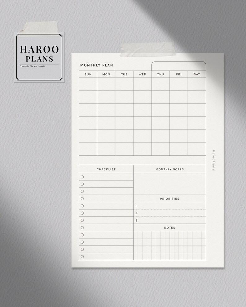 Puede incluir: Un inserto de planificador mensual imprimible en blanco y negro con secciones para una lista de verificaci&oacute;n, objetivos mensuales, prioridades y notas. El planificador incluye una cuadr&iacute;cula de calendario para el mes con los d&iacute;as de la semana etiquetados como Dom, Lun, Mar, Mi&eacute;, Jue, Vie y S&aacute;b. El texto "Haroo Plans" aparece en la parte superior e inferior de la p&aacute;gina.