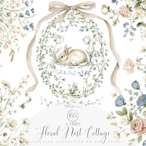 Pode incluir: Ilustração em aquarela com um coelho bege descansando dentro de uma coroa de flores com flores azuis e brancas. Uma fita e um laço bege no topo. O texto "Floral Nest Cottage" na parte inferior, com o número "65" em um círculo.