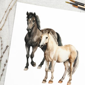 Puede incluir: Pintura acuarela de dos caballos, uno marr&oacute;n y otro marr&oacute;n claro, de pie uno al lado del otro. El caballo marr&oacute;n est&aacute; mirando hacia adelante, mientras que el caballo marr&oacute;n claro est&aacute; mirando hacia un lado.