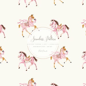 Könnte beinhalten: Ein nahtloses Muster mit Aquarellillustrationen von rosa Pferden mit Sätteln und Bändern. Die Pferde haben braune Mähnen und Schwänze, vor einem cremefarbenen Hintergrund. Der Text "Seamless Pattern" befindet sich in der Mitte.