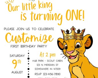 Puede incluir: Invitación de cumpleaños con un león de dibujos animados con una corona. El texto dice "Our little king is turning ONE!" e incluye detalles de la fiesta. Hojas tropicales verdes enmarcan el diseño.