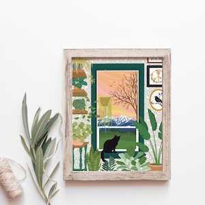 Puede incluir: Una ilustración enmarcada de un gato sentado en un alféizar de la ventana mirando hacia una cordillera. La ventana está rodeada de plantas y la habitación está decorada con obras de arte enmarcadas.