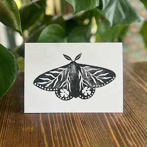 Tarjeta de felicitación con diseño de polilla floral / Tarjeta para el Día de la Madre con impresión en bloque