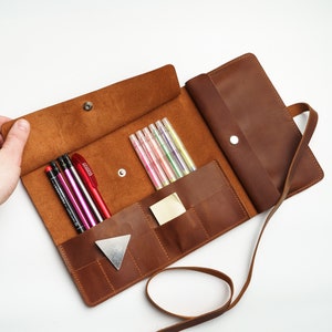 Personalisierte Künstlerrolle aus Leder, Leder Rollfedermäppchen, Leder Pinselrolle, Künstler Werkzeugrolle, handgemachte Lederfedertasche