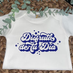 Disfruta de Tu Dia Baby Onesie® – Spanischer Babybody | Zweisprachig Baby Geschenk | Positive Botschaft Baby Shirt | Hispanic Babypartygeschenk