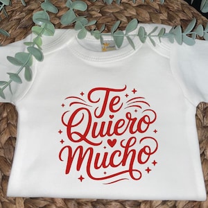 Te Quiero Mucho Baby Body® - Spanischer Babybody | Latein Baby Geschenk | Zweisprachiges Baby-Hemd | Baby Outfit Valentinstag | Ich liebe dich Body