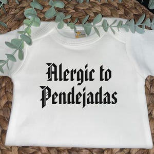 Allergisch zu Pendejadas Baby Onesie® - Lustige Spanglish Baby Outfit | Latein Humor Baby Body | Kühner Chicano-Stil | Kein Baby Geschenk