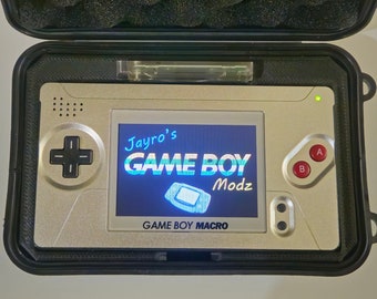 Inserto impreso en 3D para Gameboy Macro en un estuche rígido a prueba de golpes