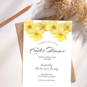 Peut inclure: Une invitation pour un dîner de Pâques avec des fleurs de jonquilles jaunes en haut. L'invitation indique "Please join us for Easter Dinner" avec la date, l'heure et le nom de l'hôte. L'adresse et les informations RSVP sont également incluses.