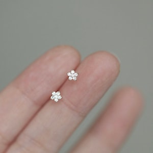 Mini Flower Stud / Tiny Flower CZ Earring / Sparkly Dainty Earring / Cute Summer Floral Stud /Small Everyday Earring / Gift for daughter