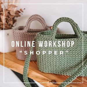 Könnte beinhalten: Zwei gehäkelte Taschen, eine grüne und eine braune, mit dem Text "ONLINE WORKSHOP "SHOPPER"" auf einer Holzoberfläche.