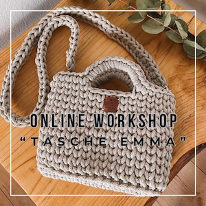 Könnte beinhalten: Eine beige gehäkelte Tasche mit einem langen Riemen und einem kleinen Henkel. Die Tasche hat ein braunes Leder-Etikett mit der Aufschrift "Handmade with Love". Der Text "ONLINE WORKSHOP "TASCHE EMMA"" ist über das Bild gelegt.