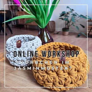 Könnte beinhalten: Zwei gehäkelte Körbe, einer grau und einer gelb, mit dem Text "ONLINE WORKSHOP "KÖRBCHEN IM JASMİN MUSTER""