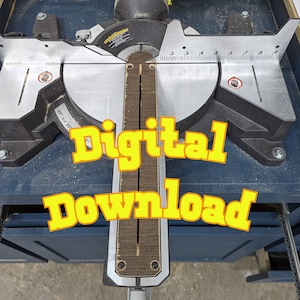 Może przedstawiać: Zbliżenie na czarną i srebrną piłę ukośną z drewnianym prowadnicą tnącą. Piła znajduje się na niebieskiej powierzchni, a na obrazie nałożony jest tekst "Pobierz cyfrowo".