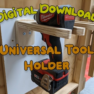 Könnte beinhalten: Ein selbstgebauter Wandhalter aus Holz für Werkzeuge mit einem roten und schwarzen Akku-Bohrschrauber. Der Halter ist mit "DIGITAL DOWNLOAD UNIVERSELLES WERKZEUGHALTER" beschriftet.