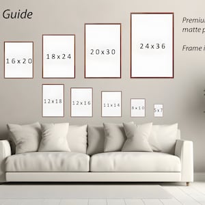 Pode incluir: Um guia de tamanhos exibe impress&otilde;es de arte emolduradas em v&aacute;rios tamanhos, incluindo 40,6x50,8 cm, 45,7x61 cm, 50,8x76,2 cm e 61x91,4 cm. As impress&otilde;es s&atilde;o exibidas acima de um sof&aacute; branco. O texto indica que &eacute; papel fosco de arte fina.