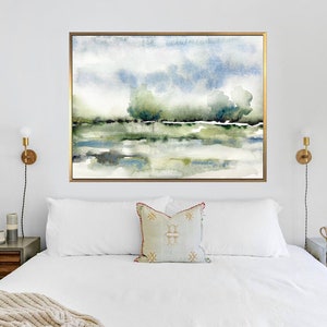 Op de afbeelding: Een aquarel schilderij van een landschap met bomen en een meer. De lucht is lichtblauw met witte wolken. De bomen zijn groen en het meer is lichtblauw met reflecties van de lucht en de bomen.
