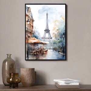 K&ouml;nnte beinhalten: Ein Aquarellbild des Eiffelturms in Paris, Frankreich. Das Bild zeigt eine Stra&szlig;enszene mit einem Caf&eacute; und Passanten. Der Turm befindet sich im Hintergrund, das Caf&eacute; im Vordergrund. Das Bild ist in einer weichen, ged&auml;mpften Farbpalette gehalten.