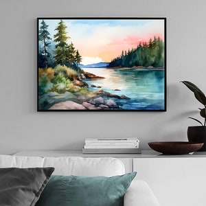 以下が含まれることがあります： 水彩画は、背景に森のある湖の風景を描いています。湖は穏やかで、ピンクとオレンジの柔らかな空を映し出しています。絵の左側には木があり、岸辺には岩があります。
