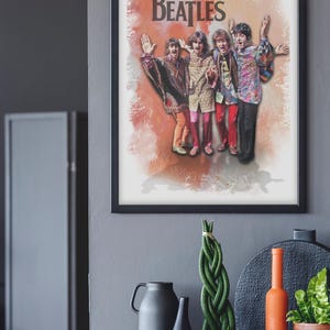 K&ouml;nnte beinhalten: Ein gerahmter Wandkunstdruck mit einer Illustration der Beatles im Aquarellstil. Die vier Bandmitglieder sind in farbenfroher, gemusterter Kleidung mit erhobenen Armen vor einem weichen, orange-wei&szlig;en, texturierten Hintergrund dargestellt.