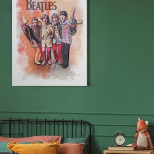 K&ouml;nnte beinhalten: Ein rechteckiger Wandkunstdruck mit einer farbenfrohen Illustration im Aquarellstil der vier Mitglieder der Beatles, die zusammenstehen. Die Bandmitglieder tragen gemusterte Kleidung und der Text The Beatles ist in Schwarz gedruckt.