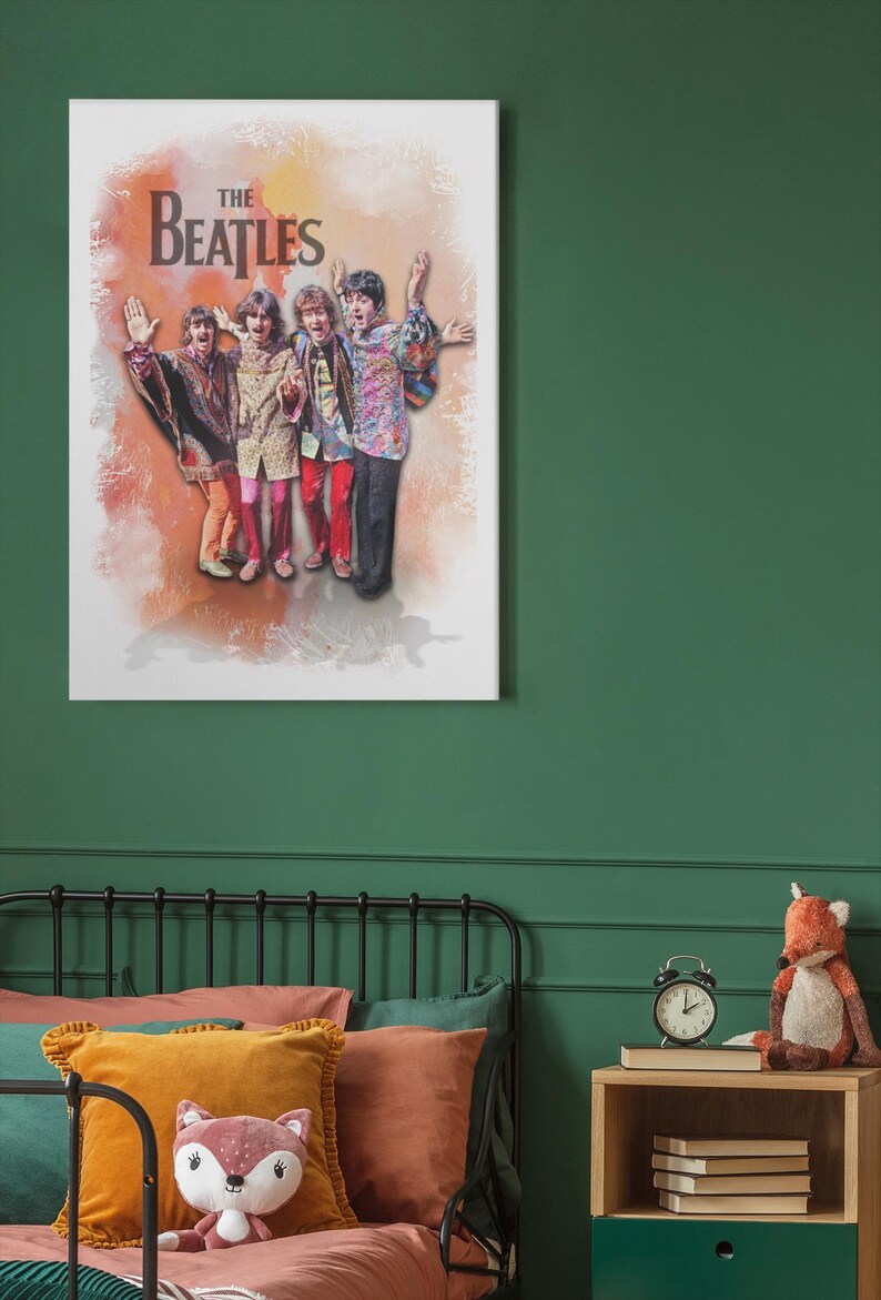 K&ouml;nnte beinhalten: Ein rechteckiger Wandkunstdruck mit einer farbenfrohen Illustration im Aquarellstil der vier Mitglieder der Beatles, die zusammenstehen. Die Bandmitglieder tragen gemusterte Kleidung und der Text The Beatles ist in Schwarz gedruckt.