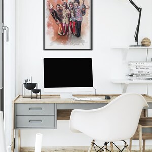 K&ouml;nnte beinhalten: Ein gerahmtes Wandposter mit einer Illustration im Aquarellstil der vier Mitglieder der Beatles, die zusammenstehen. Die Bandmitglieder tragen farbenfrohe, gemusterte Kleidung und der Schriftzug The Beatles ist oben in Dunkelbraun gedruckt.