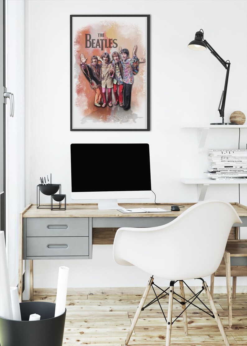 K&ouml;nnte beinhalten: Ein gerahmtes Wandposter mit einer Illustration im Aquarellstil der vier Mitglieder der Beatles, die zusammenstehen. Die Bandmitglieder tragen farbenfrohe, gemusterte Kleidung und der Schriftzug The Beatles ist oben in Dunkelbraun gedruckt.
