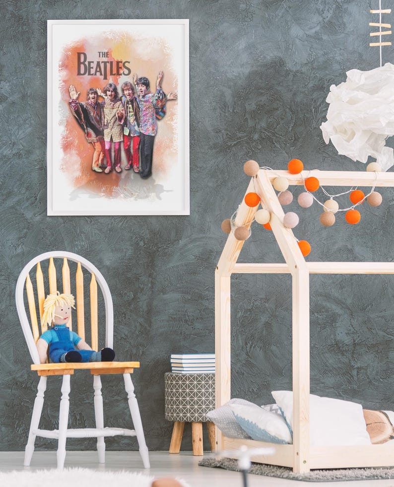 K&ouml;nnte beinhalten: Ein gerahmter Wandkunstdruck mit einer Illustration im Aquarellstil der Band The Beatles. Die vier Mitglieder sind zusammenstehend in farbenfroher, gemusterter Kleidung vor einem weichen, orange und gelb verlaufenden Hintergrund dargestellt.
