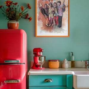 K&ouml;nnte beinhalten: Ein gerahmter Kunstdruck mit einer Illustration im Aquarellstil der Band The Beatles, auf der die vier Mitglieder zusammen in farbenfroher, gemusterter Kleidung zu sehen sind, in einem leuchtend orangefarbenen Rahmen an einer blaugr&uuml;nen Wand.