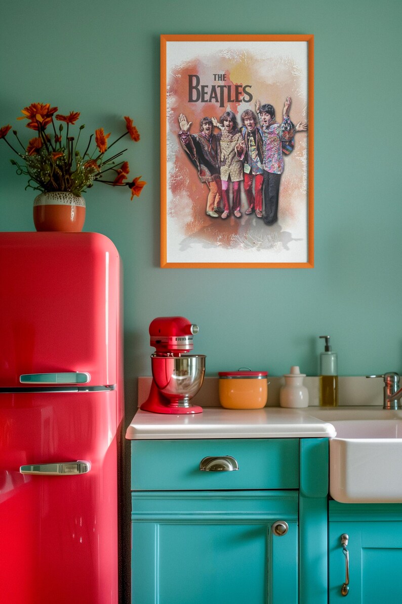 K&ouml;nnte beinhalten: Ein gerahmter Kunstdruck mit einer Illustration im Aquarellstil der Band The Beatles, auf der die vier Mitglieder zusammen in farbenfroher, gemusterter Kleidung zu sehen sind, in einem leuchtend orangefarbenen Rahmen an einer blaugr&uuml;nen Wand.