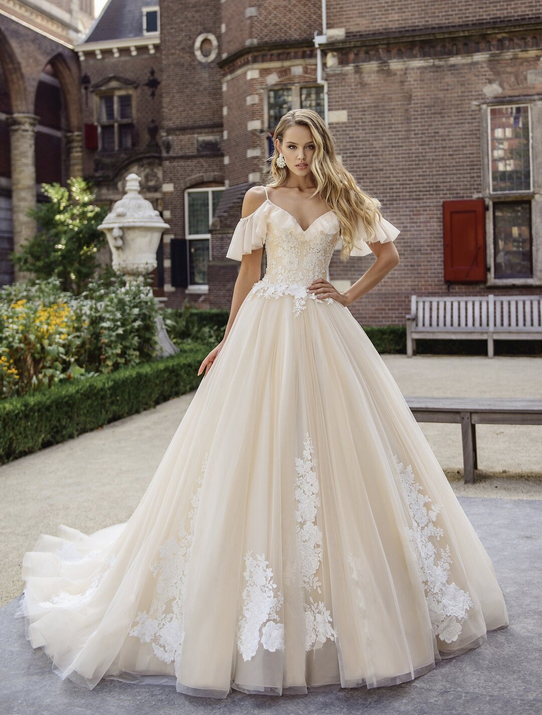 Elegant Corset Cup Wedding Dress for Timeless Glamour