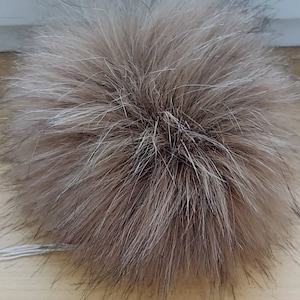 Brauner Kunstpelz Pom Pom mit Bändchen zum Binden – weiches, flauschiges veganes Pelzmützchen im Angora-Look, handgemacht für Erwachsene & Kinder, Winter-Accessoire