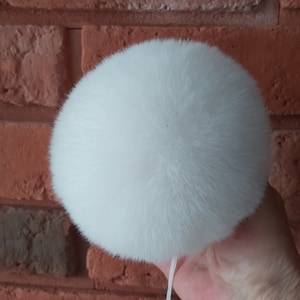 Weißer Chinchilla Kunstfell Pom Pom mit Bändchen - weiches flauschiges veganes Fell für Mütze oder Beanie, handgemacht für Erwachsene & Kinder, Winter Accessoire