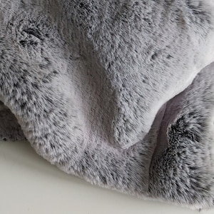 Schwarzer Kunstpelz Stoff Chinchilla, weicher, hochfloriger Kunstpelz Zuschnitt 75x50cm, Plüschstoff zum Nähen, Basteln, Puppen, Cosplay