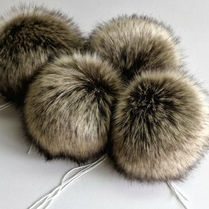 Brauner Angora-Kaninchen Kunstpelz Pom Pom mit Schnur - Ultra weicher flauschiger Pom für Mützen, Kinder- und Erwachsenenmützen, DIY-Handwerk