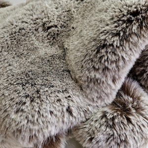 Der Stoff ist 75 x 50 cm groß, kann aber auch gestrickt werden