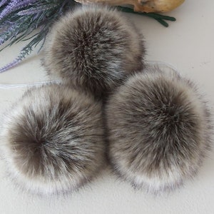 Coniglio d'angora, pelliccia sintetica (marrone). Pelo corto, molto morbido, ottimo per un cappello per bambini, alta qualità.