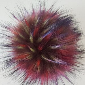 Veelkleurige pompom van imitatiebont: veganistische pluizige DIY-knutseltopper
