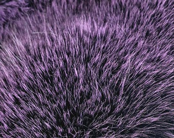Tessuto in pelliccia sintetica viola scuro / Materiale spesso, morbido e soffice per rifiniture, pompon e artigianato