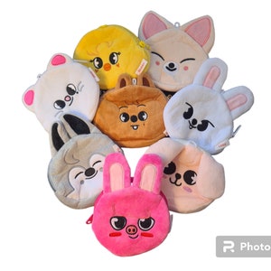 Könnte beinhalten: Ein Set mit acht Plüsch-Charakter-Münzbeuteln. Die Beutel sind in Form verschiedener Tiere gestaltet, darunter ein Fuchs, ein Kaninchen, ein Küken und ein Bär. Jeder Beutel hat einen anderen Gesichtsausdruck und bestickte Details.